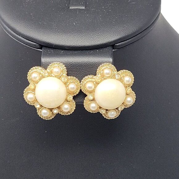 Vtg Signed Sarah Coventry Clip-On Earrings Gold-Tone Flower Faux Pearl Statement - Picture 1 of 9